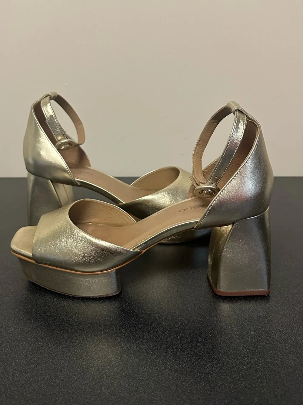 Bernardo Women's Raleigh Metallic Gold Block Heel Platform Sandals Size 8.5 M